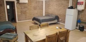 RM RinconMoreno في ريو كولورادو: غرفة بطاولة وسرير وطاولة وكراسي