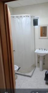 RM RinconMoreno في ريو كولورادو: حمام مع دش ومرحاض ومغسلة