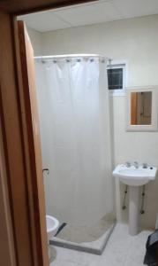 RM RinconMoreno في ريو كولورادو: حمام مزود بدش ومغسلة