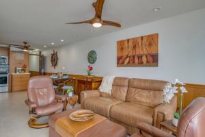 un soggiorno con un divano e un tavolo di Mana Kai 501 a Wailea