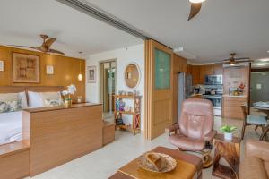 una camera da letto con un letto, una scrivania e una sedia di Mana Kai 501 a Wailea