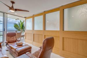 un soggiorno con pannelli in legno e ventilatore a soffitto di Mana Kai 501 a Wailea Altre 27 foto