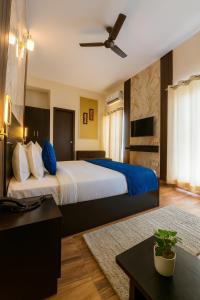 ブリンダーバンにあるHotel Citrine, Vrindavan - A Four Star Luxury Retreat # By Nandan Group #の青い枕が付いた大きなベッドのある寝室