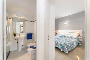 une salle de bain avec un lit, un lavabo et des toilettes dans l'établissement Apartamentos Luz Y Mar, à Puerto del Carmen 6 autres photos