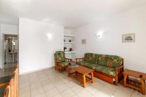 un salon avec un canapé et une table dans l'établissement Apartamentos Luz Y Mar, à Puerto del Carmen