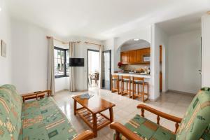 un salon avec un canapé et une table dans l'établissement Apartamentos Luz Y Mar, à Puerto del Carmen