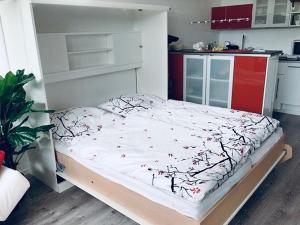a bed in a small room with a kitchen at Sealine Laboe in Laboe
