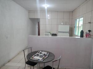 een kleine keuken met een tafel en stoelen bij Casa independente e aconchegante in Poços de Caldas +15 foto's