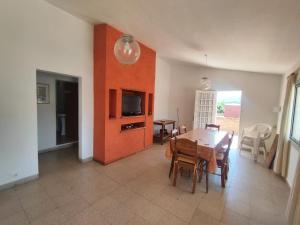 a kitchen and dining room with a table and a television at Rincón del Rio San Antonio in San Antonio de Arredondo
