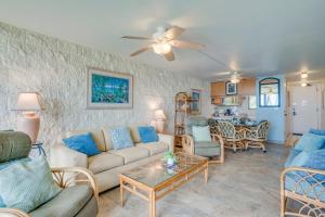 ein Wohnzimmer mit Sofa und Tisch in der Unterkunft Kanai A Nalu 310 in Wailuku