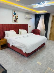 EgganにあるNucfam Hotel Ojoduの部屋の中に大きなベッドがある寝室