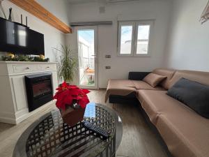 ein Wohnzimmer mit Sofa und Kamin in der Unterkunft CASA Directa al MAR in Benicarló