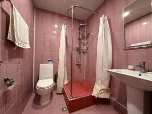 Ванная комната в Republic Square family luxury 2 bedroom 2 bathroom +29 фотографий