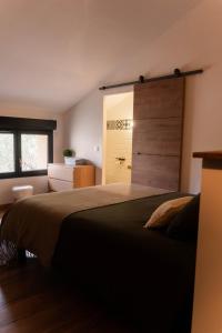 Una cama o camas en una habitación de Le Mas de l'eau - Piscine Privative 168 fotos más