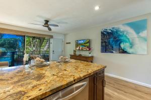 TV a/nebo společenská místnost v ubytování Kihei Kai 20 + 22 fotografií