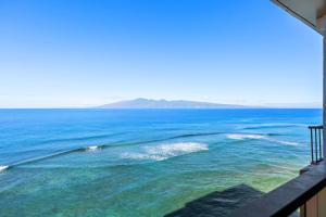 une vue sur l'océan depuis un balcon dans l'établissement Maui Kai 1001, à Kahana