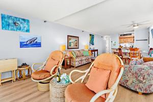 un salon avec deux chaises et un canapé dans l'établissement Maui Kai 1001, à Kahana