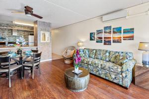 un soggiorno con un divano e un tavolo di Kihei Akahi D205 a Wailea