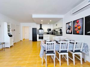 a kitchen and dining room with a table and chairs at Apartamento con piscina en el Delta del Ebro in Sant Jaume d'Enveja