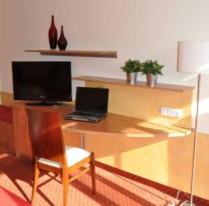 un escritorio con ordenador portátil. en Hotel-von-Heyden en Tegernheim