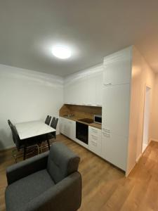 ein Wohnzimmer mit Sofa und Tisch in der Unterkunft L Apartaments in Peja