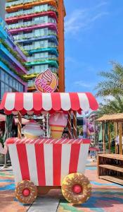 Flamingos Hải Tiến -view biển في Gò Ba Quần: عربة لبيع النقانق الساخنة والدونات أمام مبنى