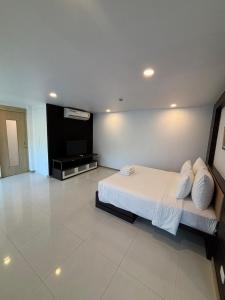 Et tv og/eller underholdning på 3 Beds patong baycleef residence + 54 billeder