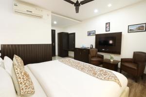 Μια τηλεόραση ή/και κέντρο ψυχαγωγίας στο The Grand Vaikunth-Centrally Heated & Air Cooled # Near Mall Road # Big Parking # Lift # Spacious Rooms # Most Awarded # Property Of The Year #