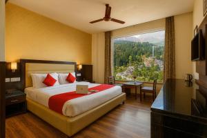 Ένα ή περισσότερα κρεβάτια σε δωμάτιο στο The Grand Vaikunth-Centrally Heated & Air Cooled # Near Mall Road # Big Parking # Lift # Spacious Rooms # Most Awarded # Property Of The Year #