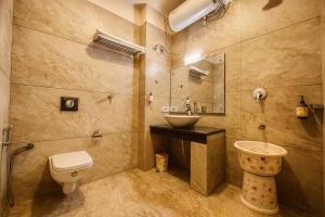 Ένα μπάνιο στο The Grand Vaikunth-Centrally Heated & Air Cooled # Near Mall Road # Big Parking # Lift # Spacious Rooms # Most Awarded # Property Of The Year # +41 φωτογραφίες