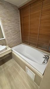 Et badeværelse på 3 Beds patong baycleef residence