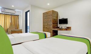 Un pat sau paturi într-o cameră la Hotel Varsha Palace