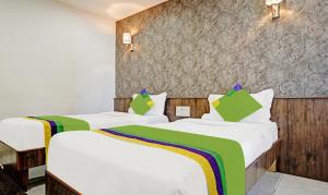 Un pat sau paturi într-o cameră la Hotel Varsha Palace