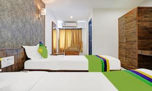 Un pat sau paturi într-o cameră la Hotel Varsha Palace