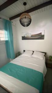 Zen and cozy escape between sea, mountain and river في بوانت-نوار: غرفة نوم بسرير وثريا