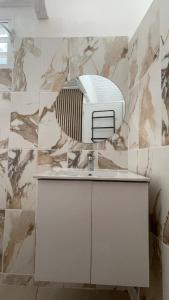 Zen and cozy escape between sea, mountain and river في بوانت-نوار: مطبخ مع حوض مع مجفف شعر على الحائط