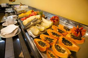 グアラプアバにあるHotel Santoniの素晴らしい果物や野菜を使ったビュッフェスタイルの料理