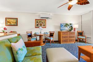 TV a/nebo společenská místnost v ubytování Napili Shores E135