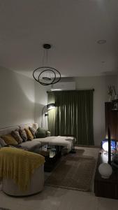 Billede fra billedgalleriet på شقه غرفه وصاله انيقة و مريحة s3 departments 20 i Dammam