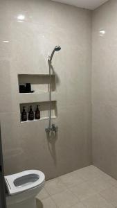 Ένα μπάνιο στο شقه غرفه وصاله انيقة و مريحة