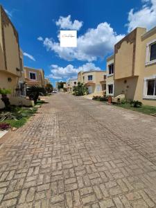 a cobblestone street in a town with buildings at Casa florida suite- seguridad y ubicación ideal in Ciudad Guayana