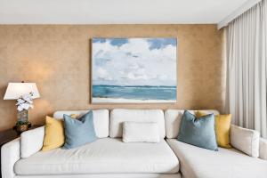 un soggiorno con un divano bianco con cuscini colorati di Mana Kai 714 a Wailea