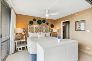 una camera da letto con un grande letto bianco e una finestra di Mana Kai 714 a Wailea