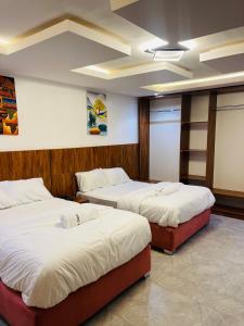 una habitación con dos camas en una habitación en Nucfam Hotel Ojodu, en Eggan