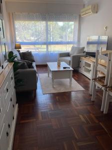 a living room with a couch and a coffee table at Apartamento en pleno centro in Salto