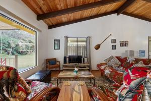 TV a/nebo společenská místnost v ubytování E Komo Mai Retreat Ohana