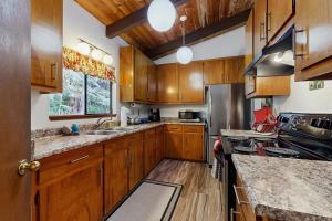 Kuchyň nebo kuchyňský kout v ubytování E Komo Mai Retreat Ohana