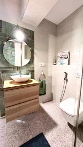 ein Badezimmer mit Waschbecken, Toilette und Spiegel in der Unterkunft Apartamento Mateuet in Calpe + 24 Fotos