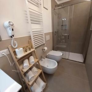 een badkamer met een douche, een toilet en een wastafel bij Appartamenti Penasa Renato in Commezzadura +53 foto's