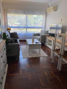 a living room with a couch and a coffee table at Apartamento en pleno centro in Salto